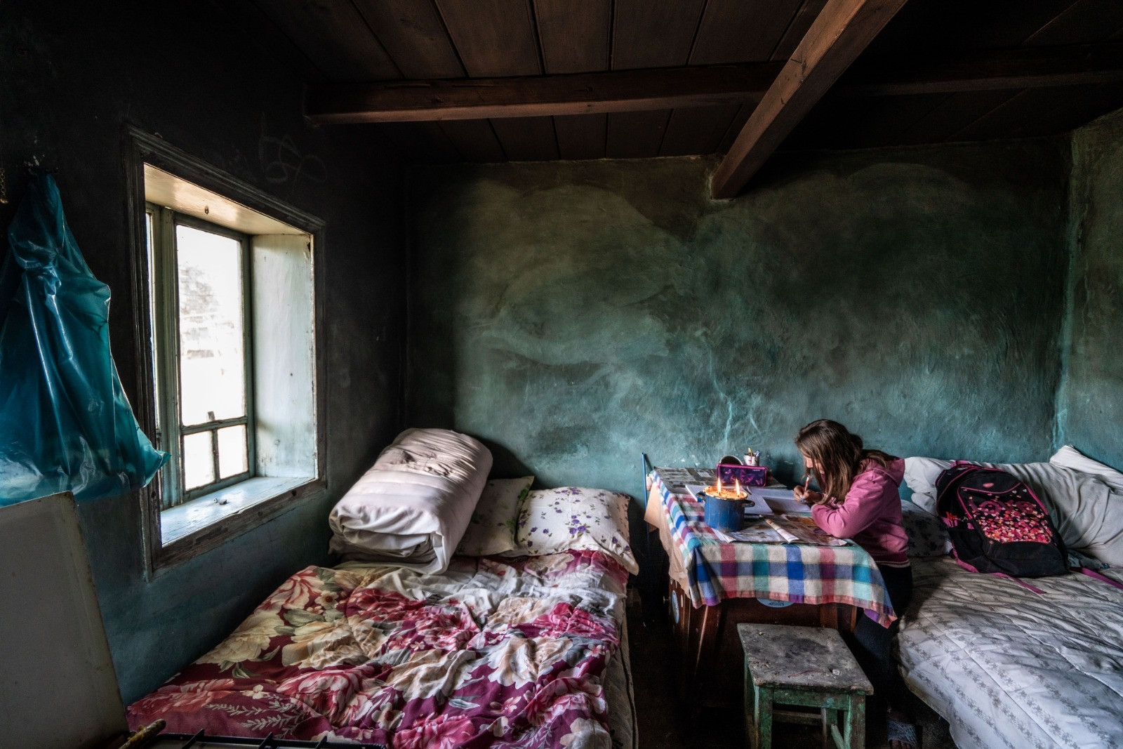 Statul îi obligă pe elevi la cursuri online. Într-un singur județ sunt 11.000 de copii care nu au smartphone sau măcar curent