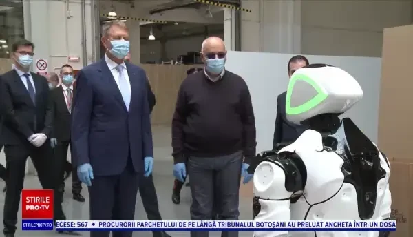 Ce i-a spus roboțelul Escu lui Klaus Iohannis la Spitalul Modular Covid-19