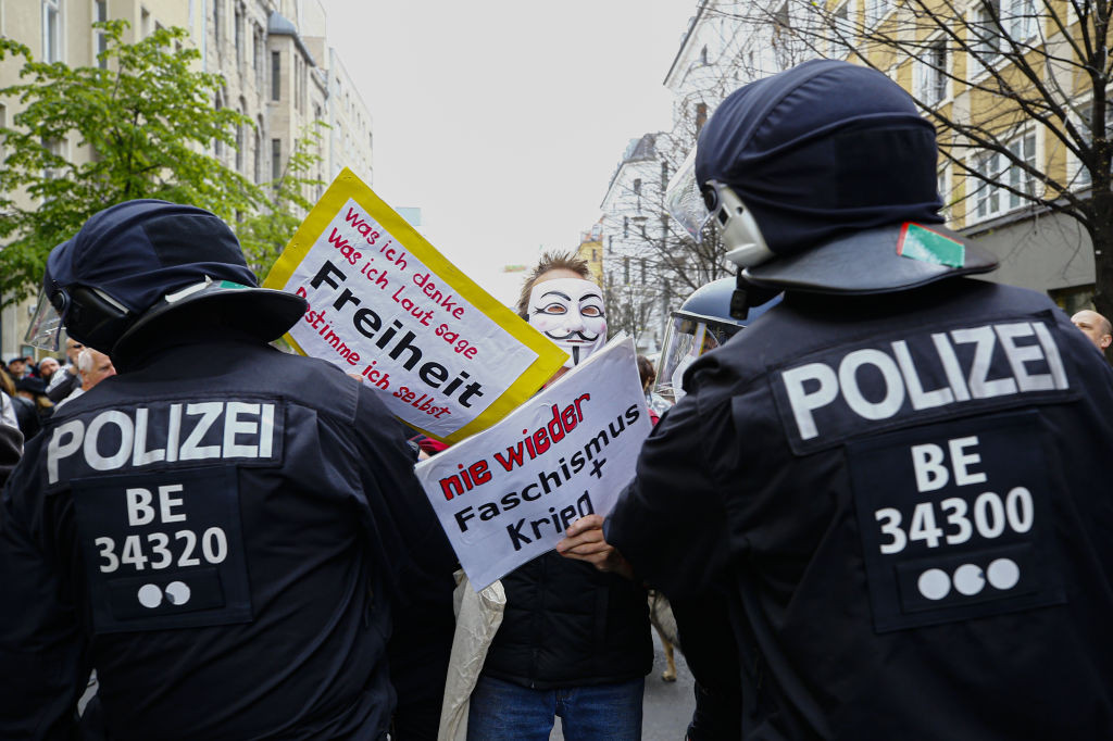 Nemții nu mai suportă izolarea. Oamenii au ieșit în stradă să protesteze. 100 de persoane, arestate