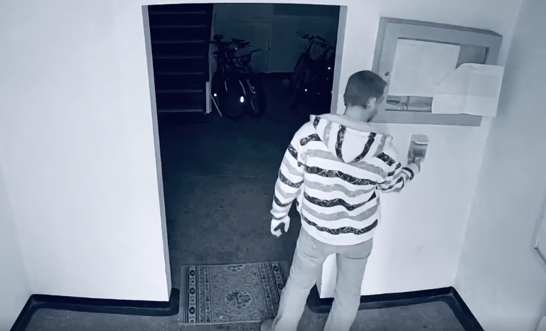 Un bărbat a furat un dozator cu dezinfectant dintr-o scară de bloc din Suceava. VIDEO