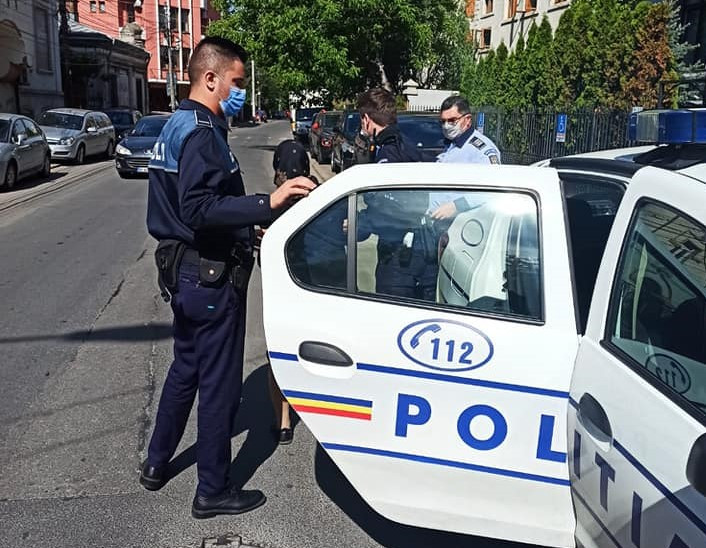 2 polițiști și un jandarm au făcut chetă pentru o bătrână care nu avea bani de medicamente
