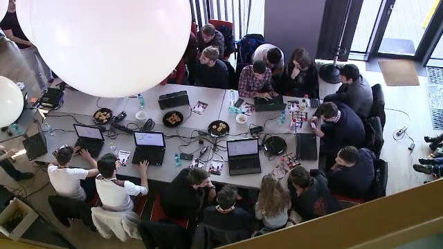 Cum își reamenajează companiile birourile, pentru a-i primi pe angajați după încetarea restricțiilor