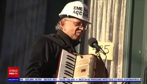 Un bărbat ține concerte la acordeon pentru vecinii săi. „Ce poate fi mai normal”