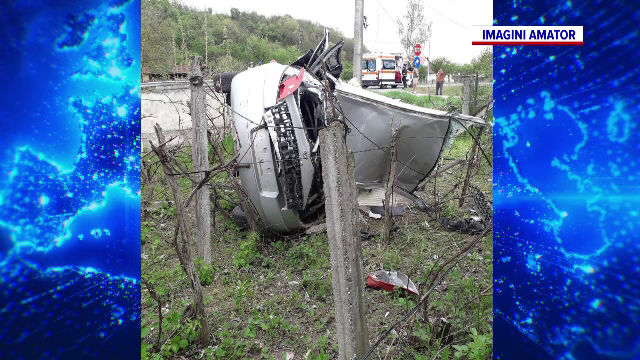 Accident grav în Gorj. Vehiculul a ieșit de pe șosea, a lovit un stâlp și s-a oprit într-o gospodărie