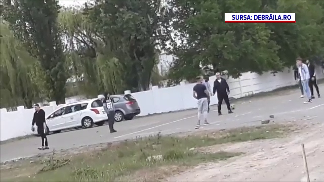 Au încins un meci de tenis cu piciorul, ignorând distanțarea socială. Ce amendă au primit mai mulți tineri din Brăila