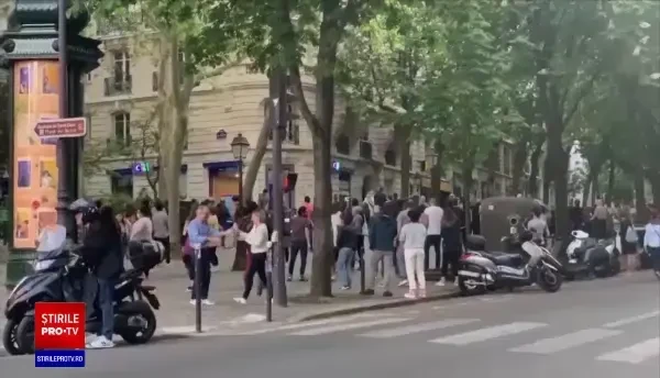 Petrecere spontană pe o stradă din Paris