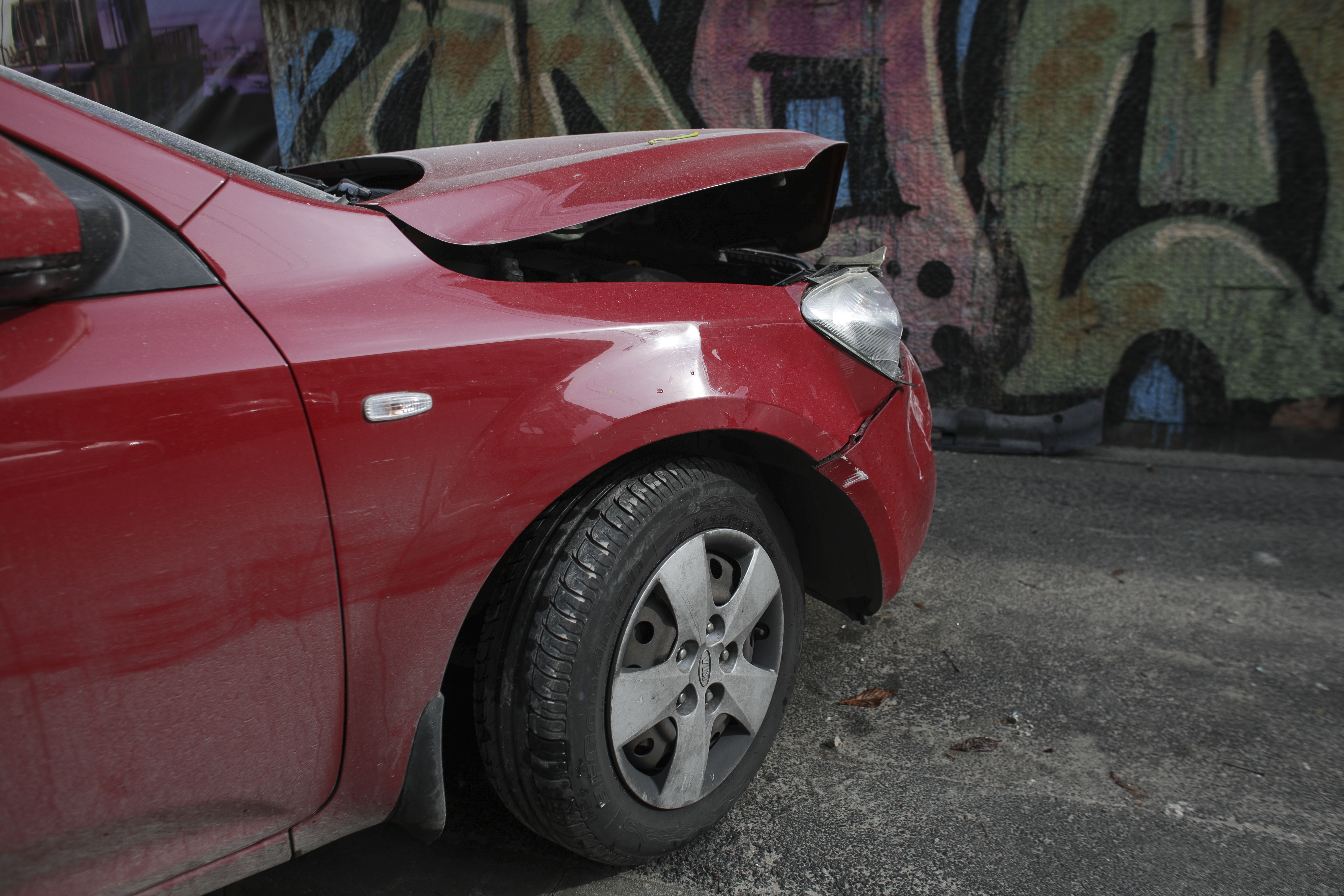 Un minor a amenințat că se sinucide după ce a făcut accident cu mașina pe care o furase