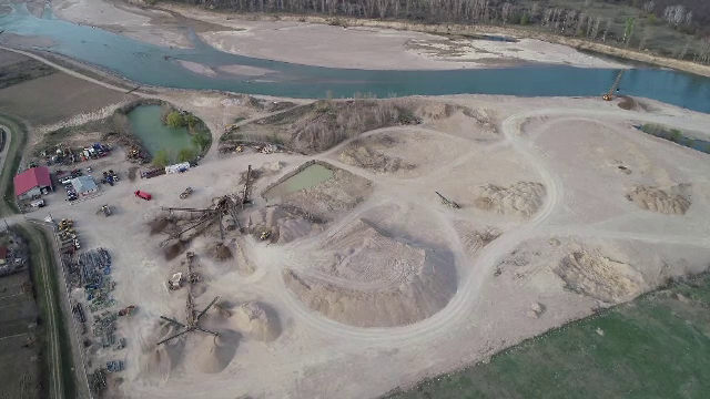 Dezastru ecologic pe râurile din România. Nisipul și pietrișul, la mare căutare în construcții