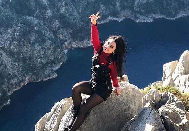 O femeie de 31 de ani a murit după ce a căzut de pe o stâncă, în timp ce își făcea o poză