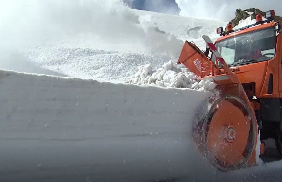 Nămeți de 2-3 metri pe Transalpina. Un viscol puternic îngreunează munca drumarilor