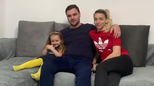 Reacția unui tânăr care își revede familia după ce a stat 45 de zile în spital. A făcut 18 teste de Covid-19