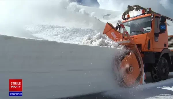 Nămeți de 2-3 metri pe Transalpina. Un viscol puternic îngreunează munca drumarilor