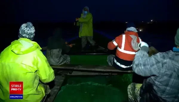 Deși localurile sunt închise, pescarii nu duc lipsă de comenzi. Vând peștele direct din barcă