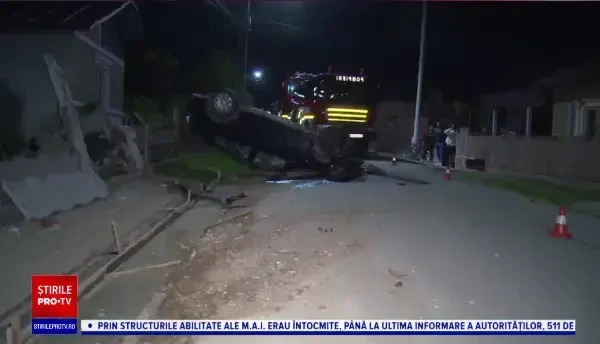 Prăpăd făcut de un șofer începător în Dâmbovița. S-a răsturnat de mai multe ori și a dărâmat două garduri