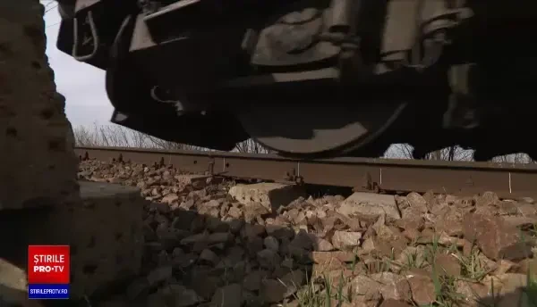 O mașină cu polițiști și jandarmi în plină misiune a fost spulberată de tren, în Prahova