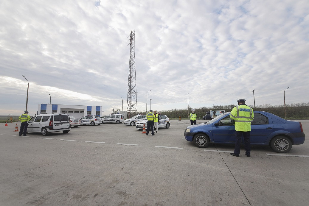 Peste 300.000 de români au fost amendaţi pentru încălcarea restricţiilor. Ce sumă a strâns astfel statul