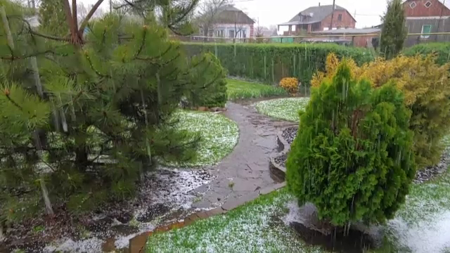 Ninsori, furtuni și temperaturi de vară, în aceeași regiune din Ucraina, în ultimele zile