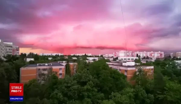 GALERIE FOTO. Cerul Capitalei, „pictat” în culori spectaculoase. Care este explicația științifică