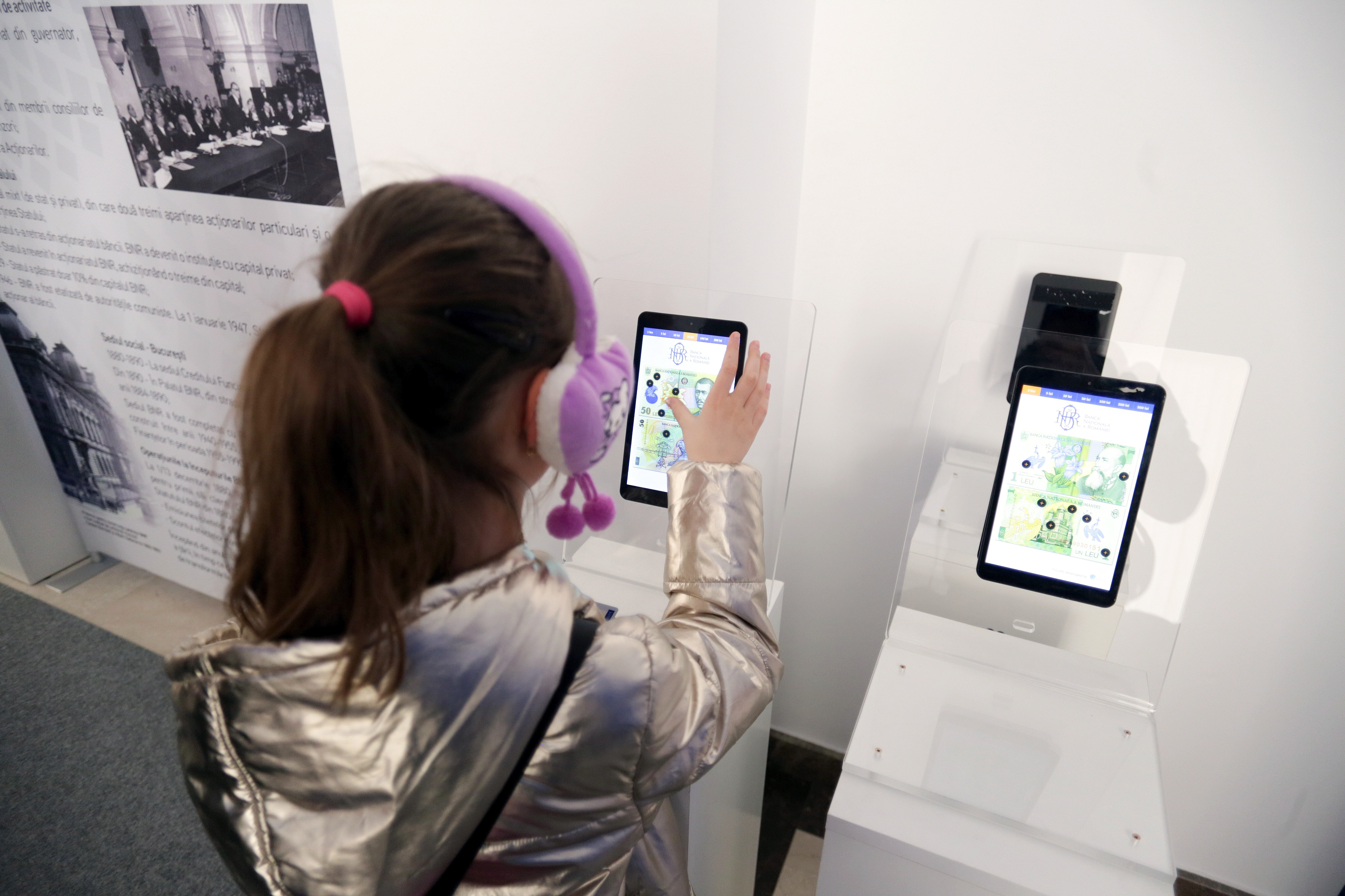 O fetiță din Vaslui i-a cerut primarului să-i cumpere un telefon pentru cursurile online. Reacția părinților