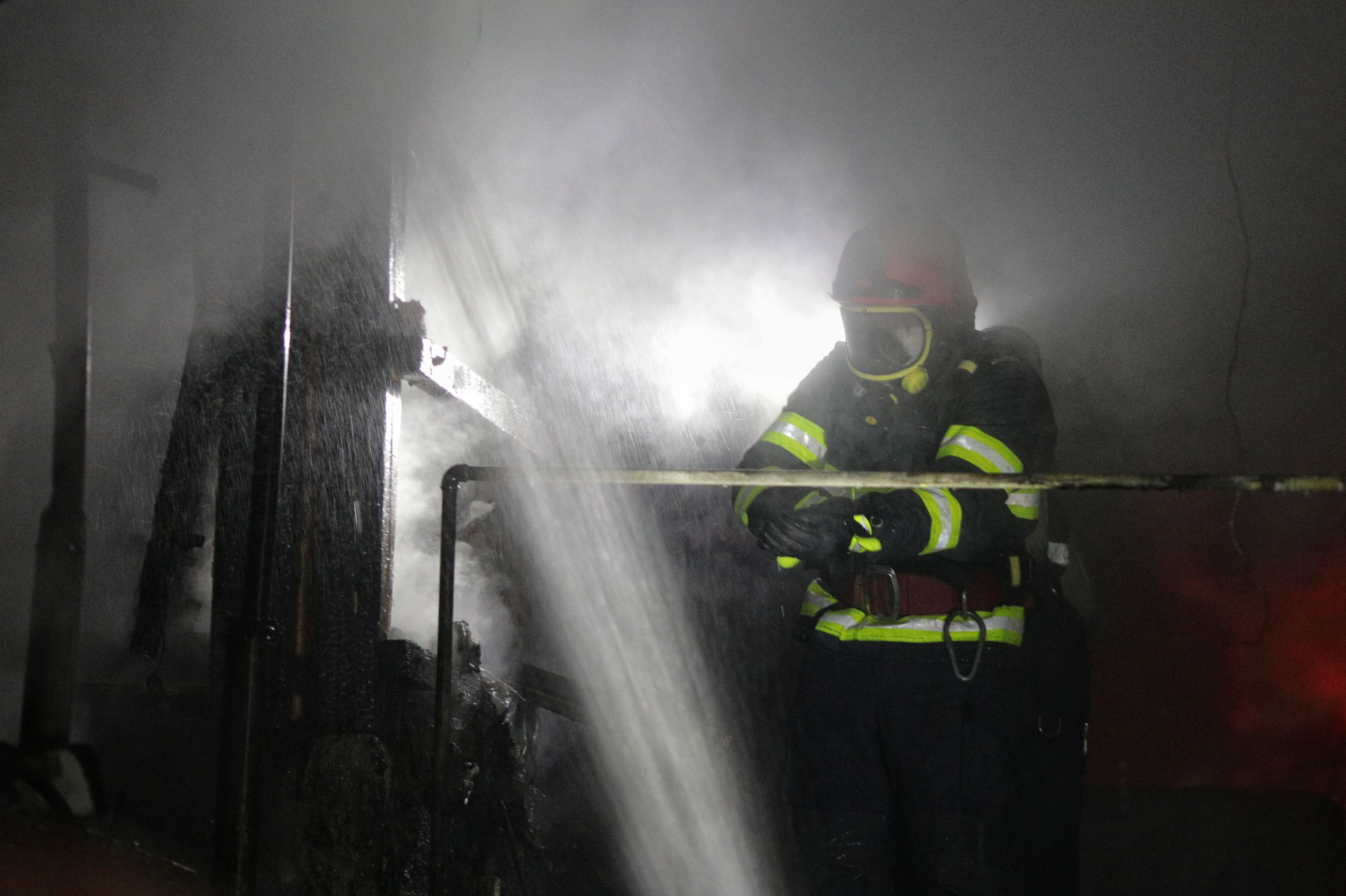 I-a ars casa de patru ori în două săptămâni. Cum a fost posibil