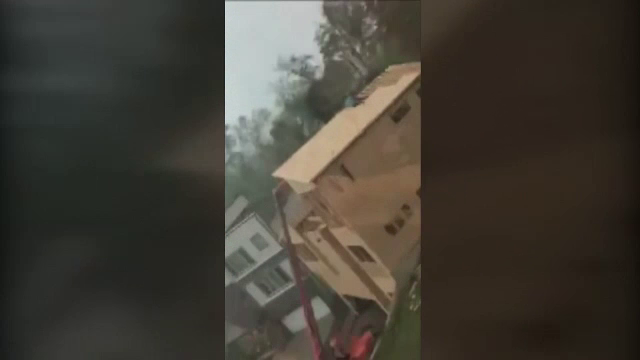 Momente de groază pentru mai mulți muncitori. Unul dintre ei a fost aruncat de pe acoperiș în timpul unei furtuni