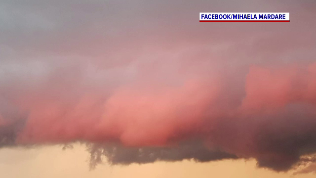 Cerul Capitalei, acoperit de nori roz. Explicația specialiștilor pentru bizarul fenomen