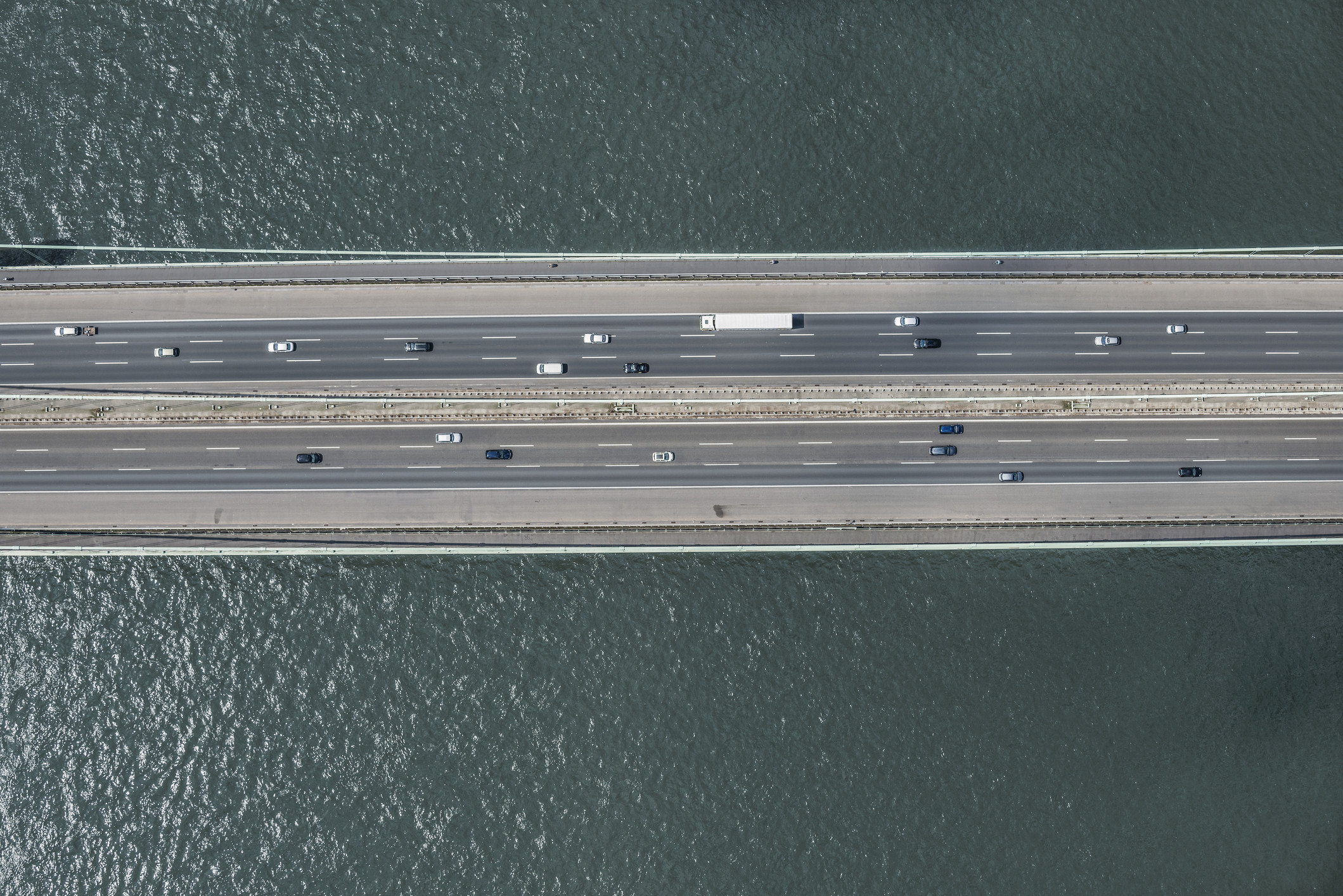 Imagini tulburătoare cu un pod care s-a clătinat din cauza vântului puternic: „Mașina nici nu mai atingea asfaltul”. VIDEO