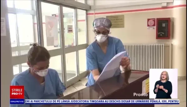 Medicii dintr-un spital din Torino, aplaudați la scenă deschisă de polițiști și ambulanțieri