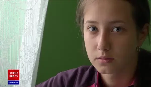 O fetiță din Vaslui i-a cerut primarului să-i cumpere un telefon pentru cursurile online. Reacția părinților