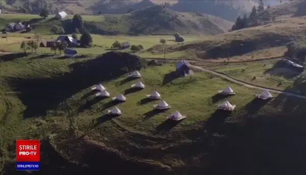 Rulotele și corturile ar putea salva vacanța de vară. Ce măsuri de distanțare au fost luate