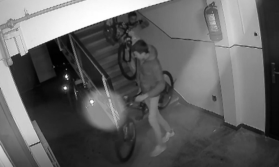 Cum au reușit doi tineri să fure două biciclete de la etajul 9 al unui bloc din Ploiești