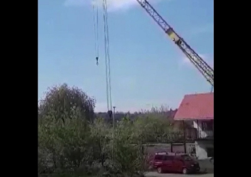 Angajați filmați în timp ce fură un motor de o tonă din firma unde lucrau