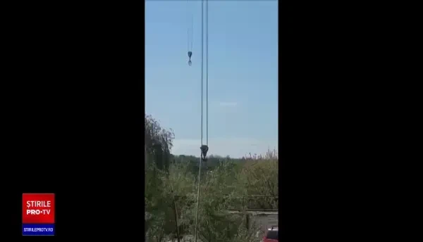 Angajați filmați în timp ce fură un motor de o tonă din firma unde lucrau