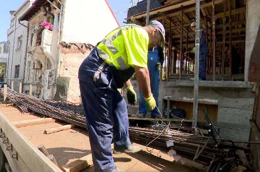 100.000 de români, trimişi în somaj de Covid-19: "Acum mai iei şi salam de 2 lei!"