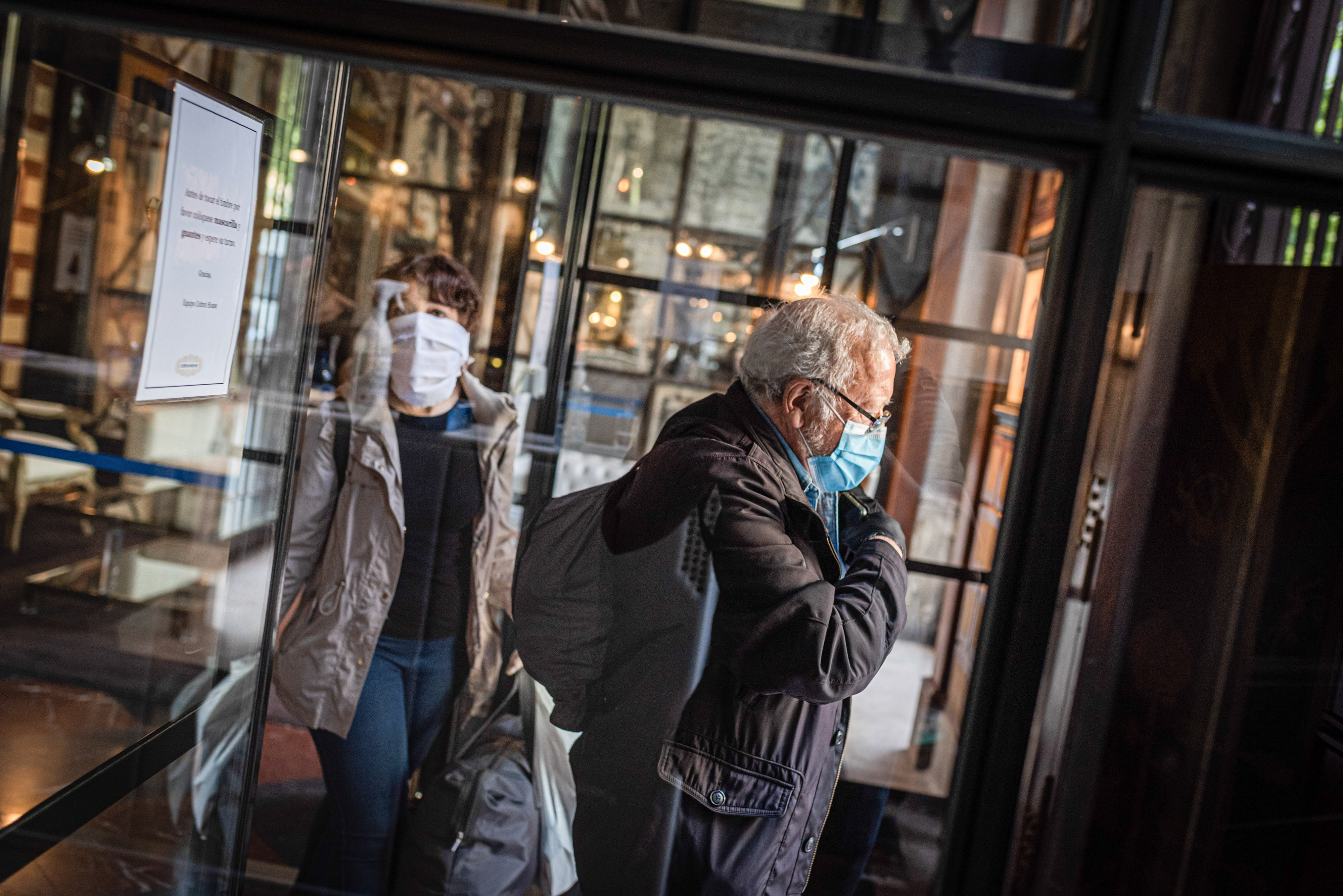 Hotelurile vor fi deschise, dar nu pentru turiști. Angajații pot ”spiona” oaspeții bolnavi