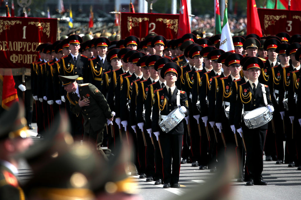 Paradă militară cu zeci de mii de participanți, &icirc;n plină pandemie. Unde a fost posibil acest lucru