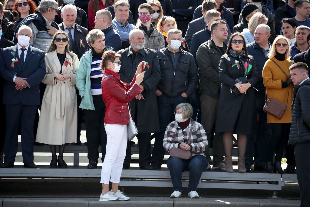 Paradă militară cu zeci de mii de participanți, &icirc;n plină pandemie. Unde a fost posibil acest lucru