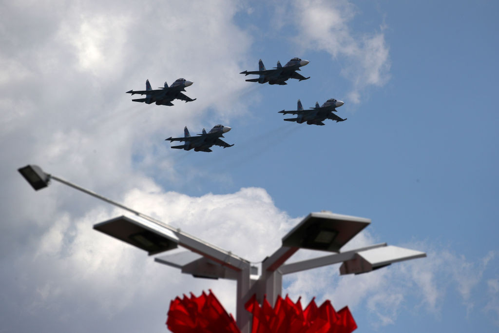 Paradă militară cu zeci de mii de participanți, &icirc;n plină pandemie. Unde a fost posibil acest lucru