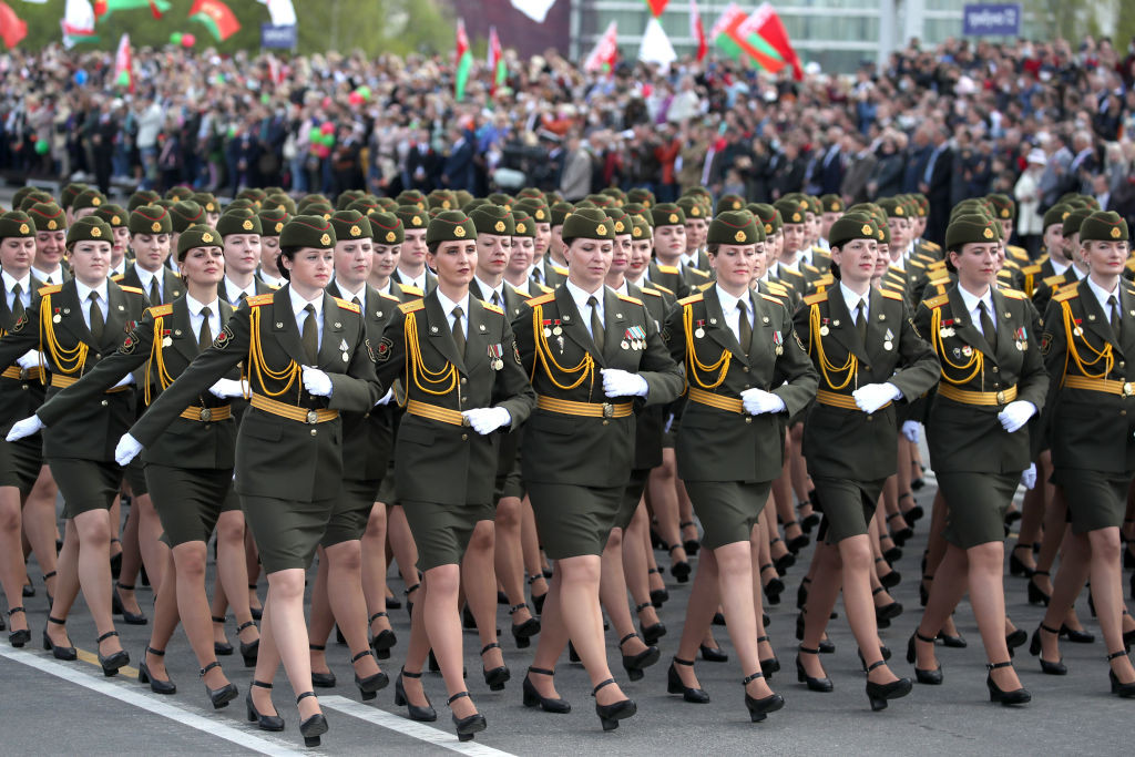 Paradă militară cu zeci de mii de participanți, &icirc;n plină pandemie. Unde a fost posibil acest lucru