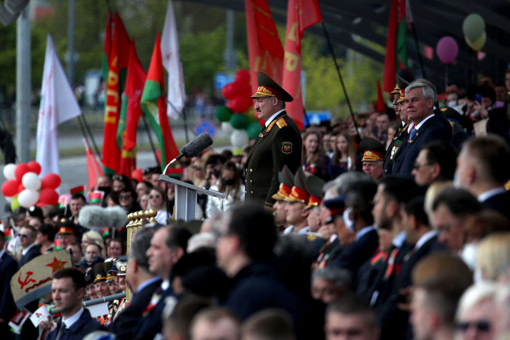 Paradă militară cu zeci de mii de participanți, &icirc;n plină pandemie. Unde a fost posibil acest lucru