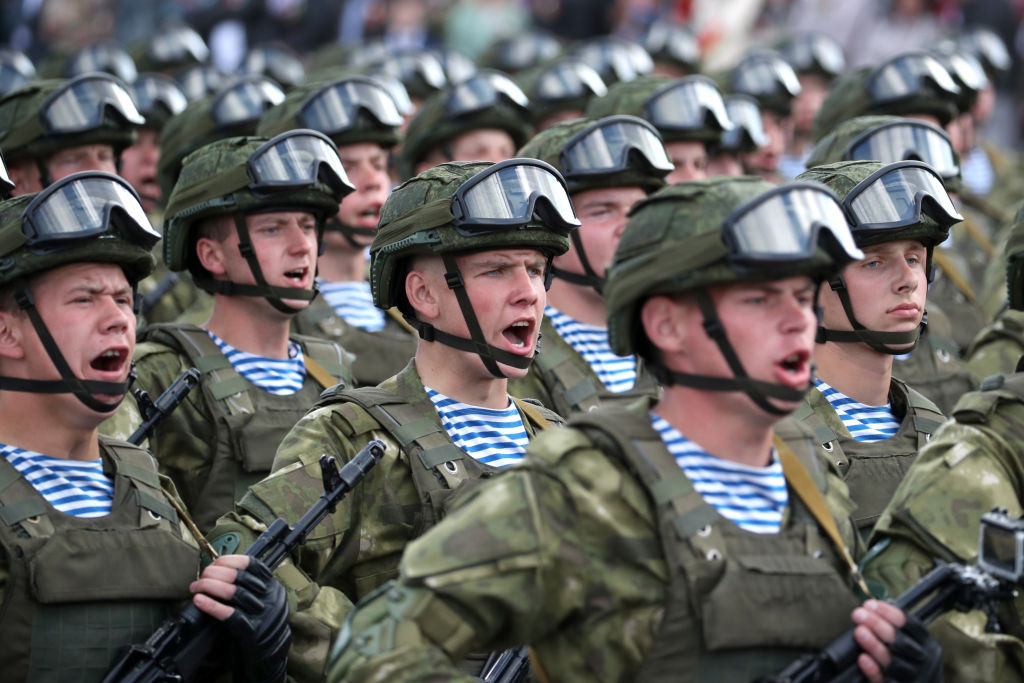 Paradă militară cu zeci de mii de participanți, &icirc;n plină pandemie. Unde a fost posibil acest lucru