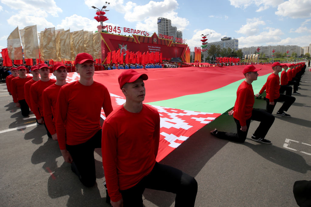 Paradă militară cu zeci de mii de participanți, &icirc;n plină pandemie. Unde a fost posibil acest lucru