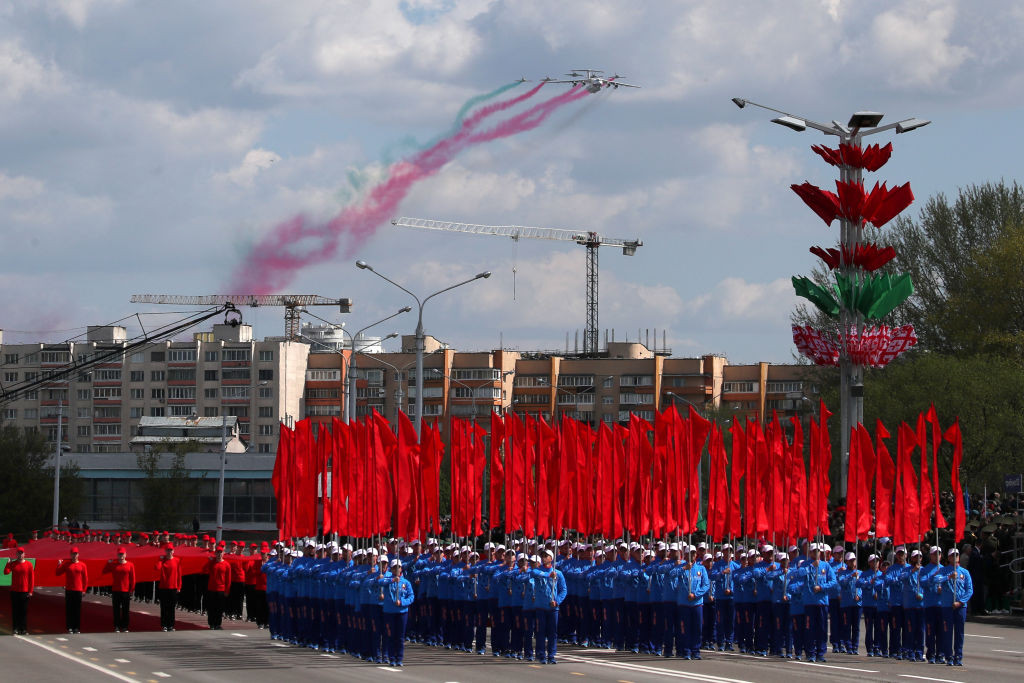 Paradă militară cu zeci de mii de participanți, &icirc;n plină pandemie. Unde a fost posibil acest lucru