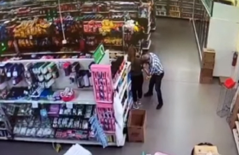 Bărbat filmat în timp ce-și șterge nasul pe tricoul unei angajate dintr-un magazin. Ce riscă acum