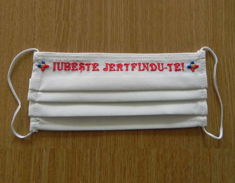 O mănăstire din Dobrogea vinde online măști de protecție cu mesaje creștine. C&acirc;t costă una