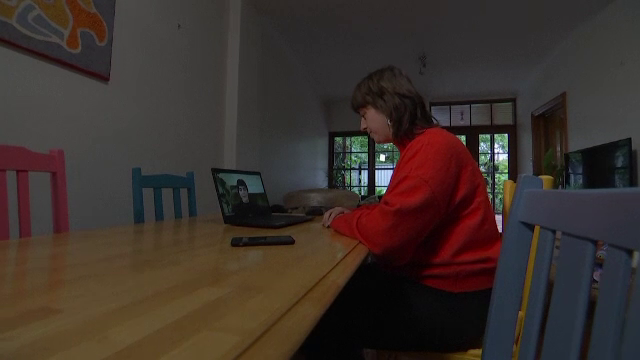 Tot mai multe persoane vor să învețe limbajul semnelor: „Dacă nu pot comunica cu ei, nu-mi pot îndeplini munca”