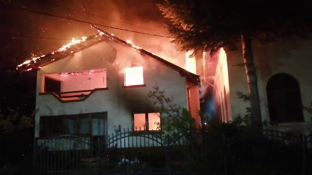 Incendiu puternic în județul Argeș. 3 autospeciale și un echipaj SMURD au intervenit de urgență