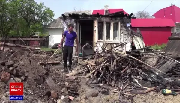 După o criză de furie, o femeie din Neamț și-a dat foc la casă