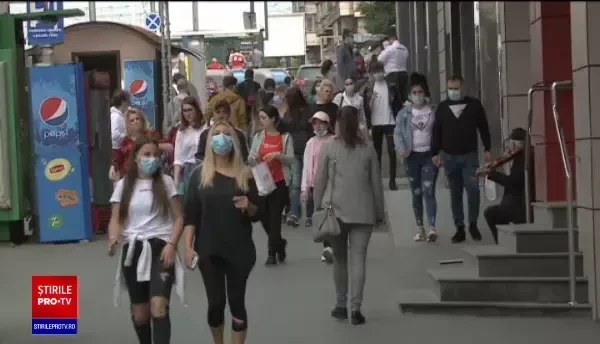 Cozi interminabile la magazinele care vând haine ori încălțăminte. Ce reguli trebuie să respectăm