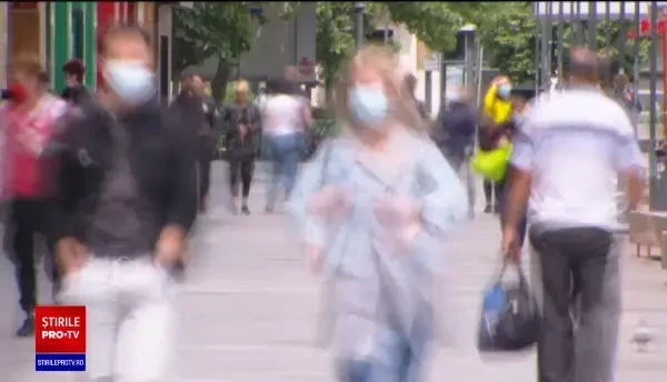 Cât au ajuns să coste măștile de protecție la farmacie. Tot mai mulți români le poartă